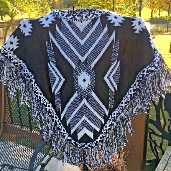 Women's Black & White Fringe Wrap Poncho Shawl Southwestern Arrow Print $50 - Picture 1 of 6